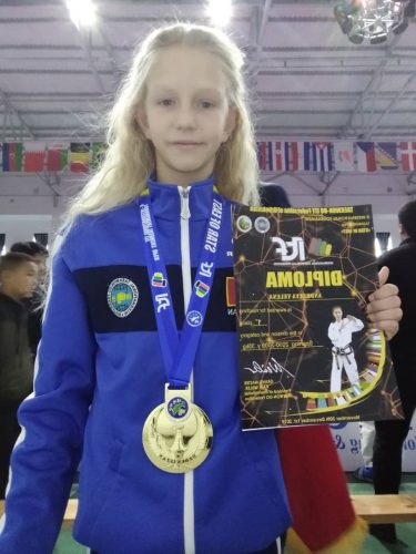 Андреева Елена -ученица 5-а класса завоевала золотую медаль ,заняв  1 место в международном соревновании по тайквандо